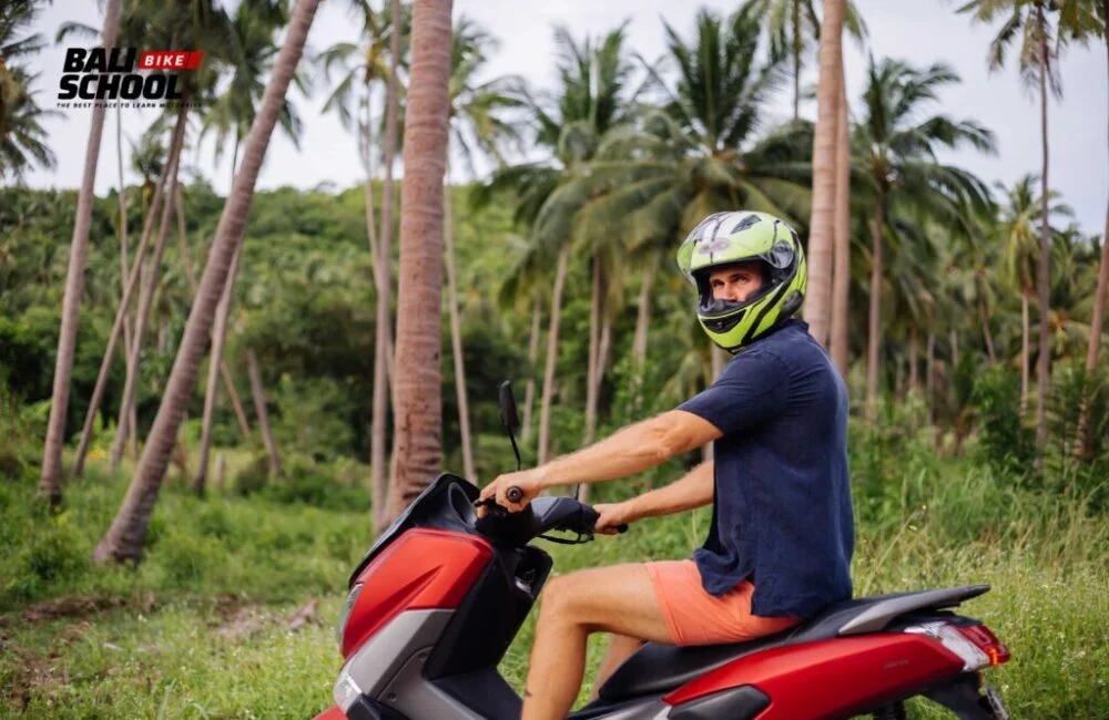 bali-motorcycle-school-bali-bike-school-man-with-scooter canggu scooter lesson